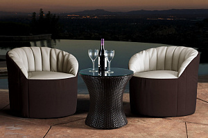 Кресло на заказ, кресло Шелл коричневого и белого цвета у бассейна